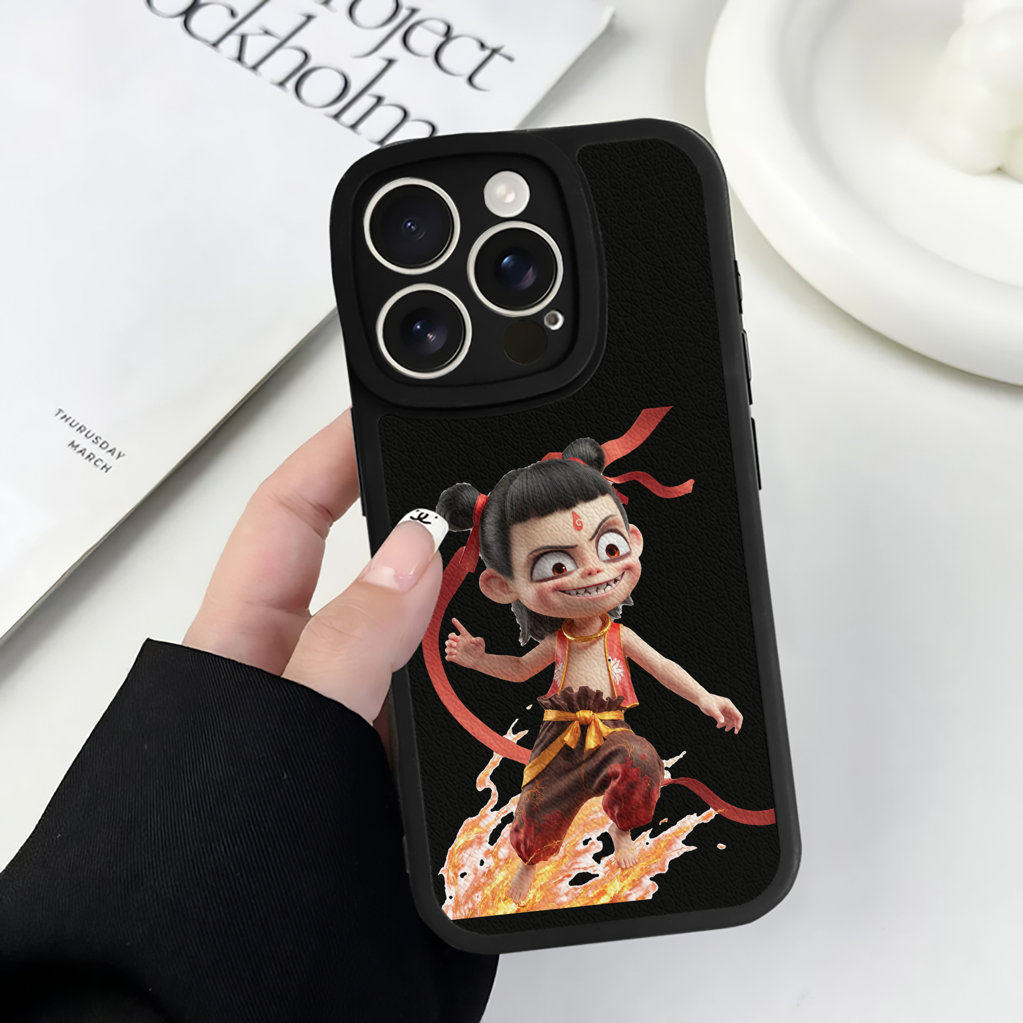 （画像用） Ne Zha 2 ナタ 魔童の大暴れ 【iPhone 16シリーズ対応】シリコンスマホケース（レザー調） 材質：シリコン